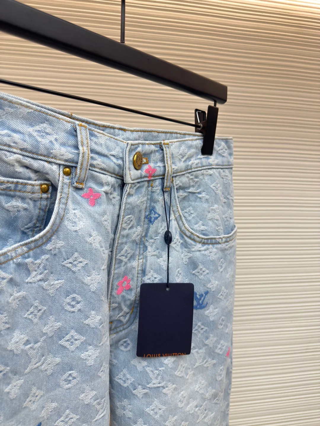 LOUIS VUITTON colorful letter jacquard denim trousers ●Authentic product: Purchased and developed by 16600 ●Item number: 1680110-B80 ●Fabric: cotton denim fabric ●Technology: embroidery ●Version: fitted version ●Weight: about 780 grams ●Size: 30-32-34-36 ●Description: It is made of unique washed denim cotton with excellent elasticity and stretchability. The entire model has been washed twice to achieve the perfect texture and color. The various wiring and workmanship are even more meticulous. The whole body is customized with hardware and customized leather labels. All details are perfect!